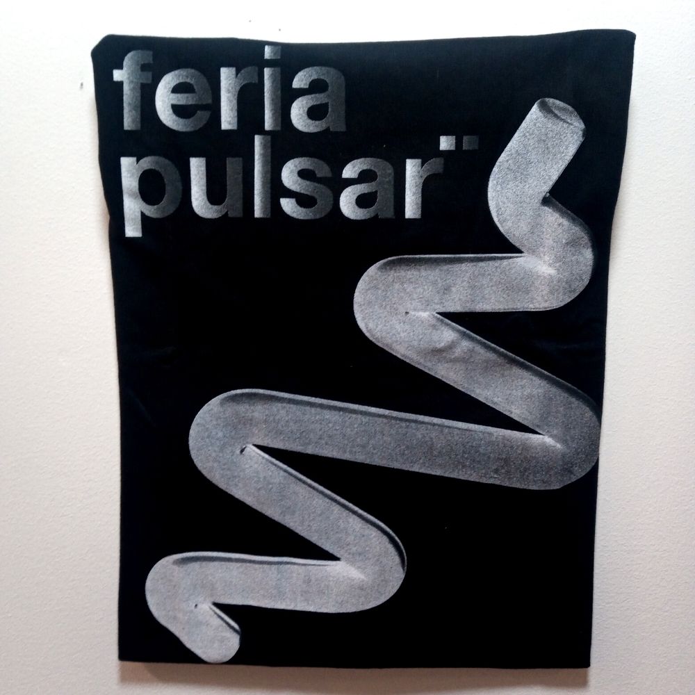 Polera Pulsar Negra-Ícono+logo